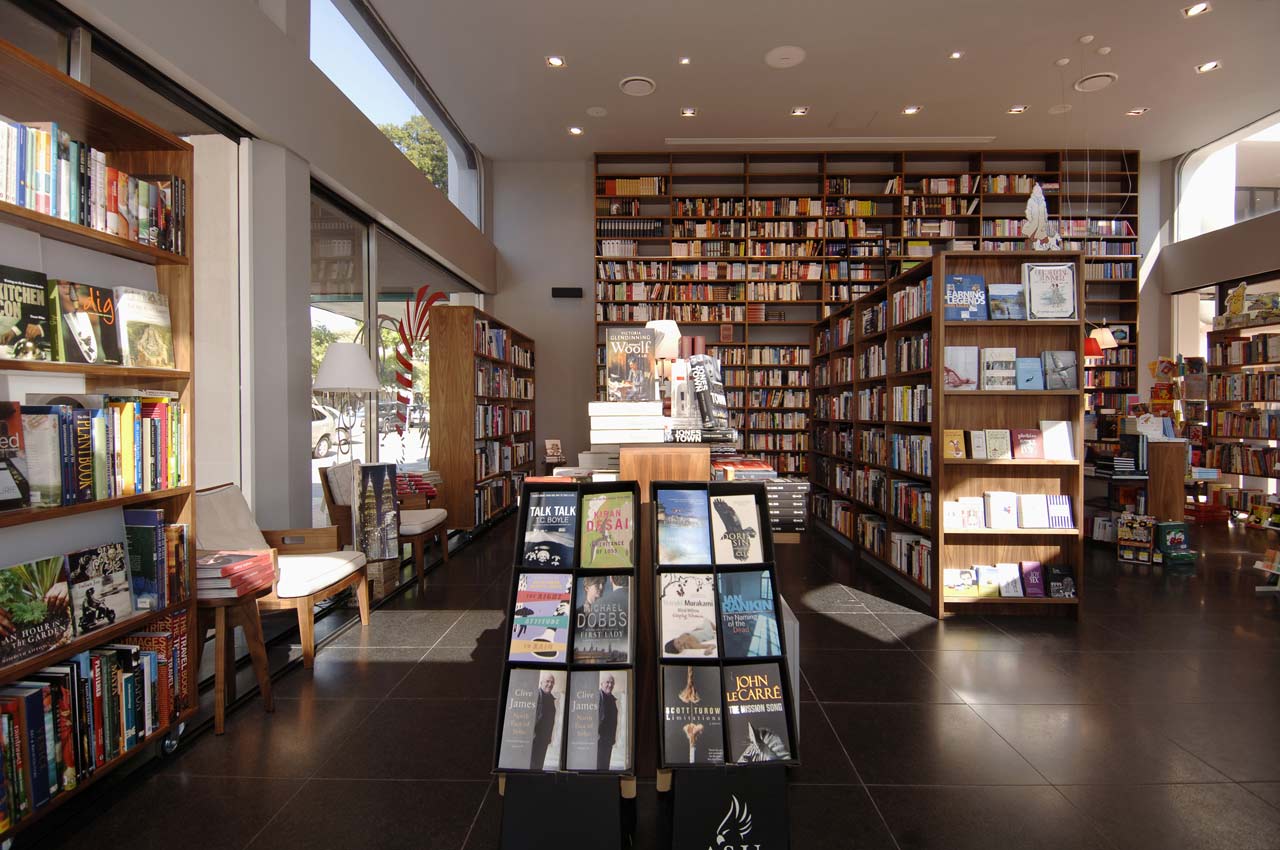 Книга my shop. Книжный магазин. Книжный магазин внутри. Товары в книжном магазине. Книжный магазин картинки.